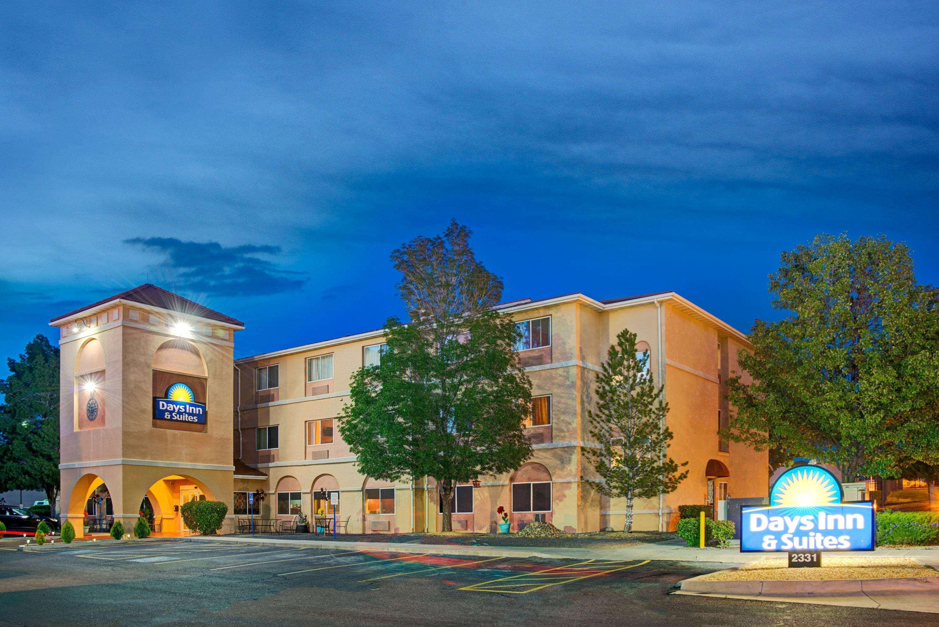 Days Inn & Suites By Wyndham Airport Albuquerque Exterior photo